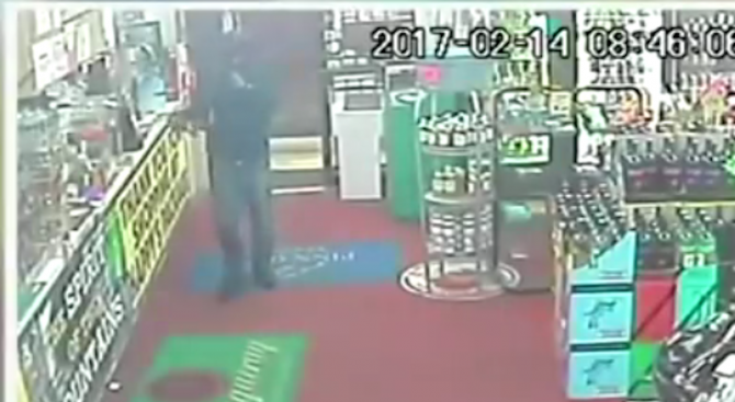 Вижте как продавач застреля като на филм въоръжен обирджия (видео 18+)