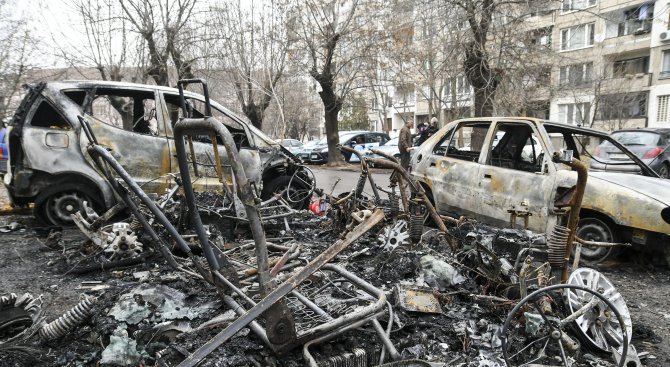 5 коли изгоряха тази нощ в кв. &quot;Банишора&quot; в София (снимки)