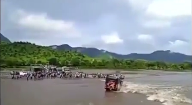 Автобус падна в река в Перу (видео)