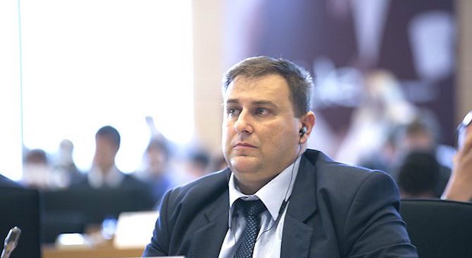 Емил Радев приветства затягането на контрола върху виртуалните валути