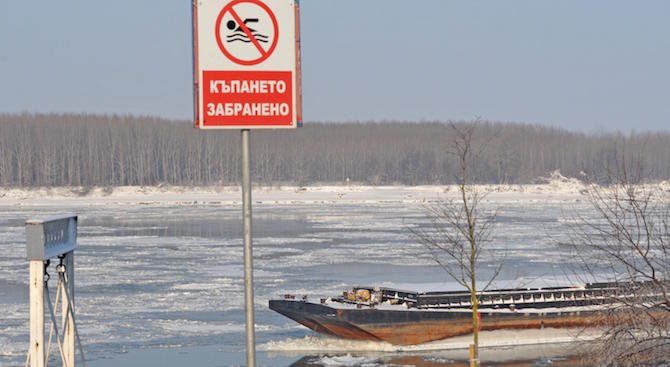 Кораб потъна наполовина в Дунав след пробойна от ледохода