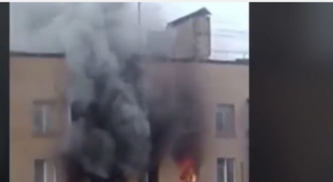 Ето как полугола жена скочи от горяща сграда и се спаси като по чудо (видео)