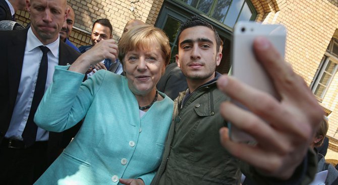 Германски съд отхвърли жалба на бежанеца със селфито с Меркел
