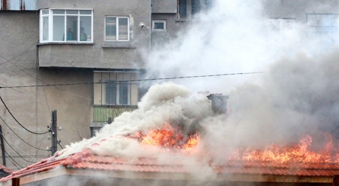 Три къщи пламнаха в центъра на Силистра (снимки)