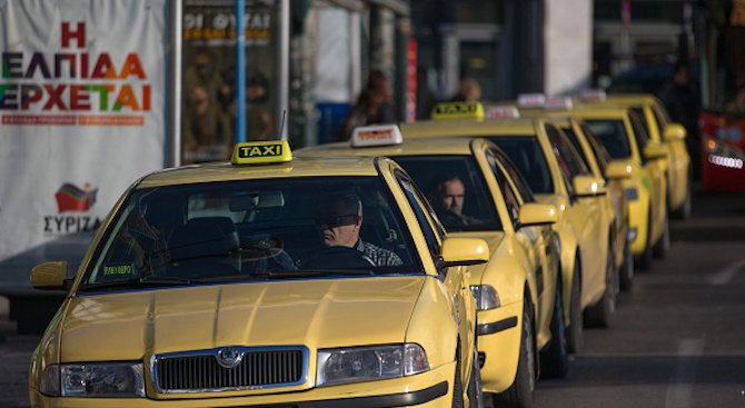 Търсят сериен нападател на таксиджии в Атина