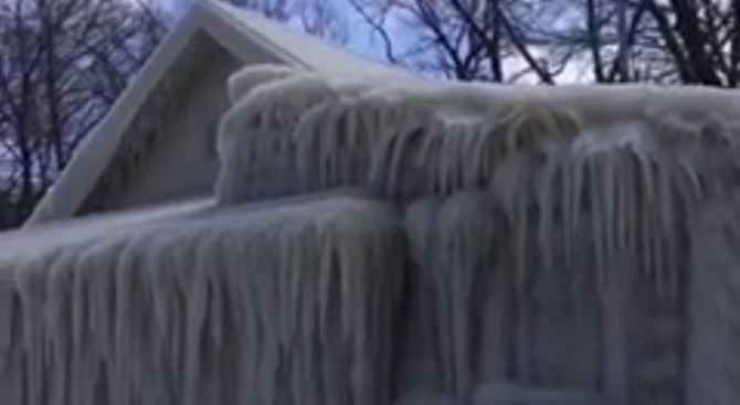 Къща в Ню Йорк замръзна (видео)