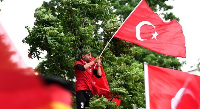 Протестиращи срещу Холандия турци запалиха френския флаг (видео)