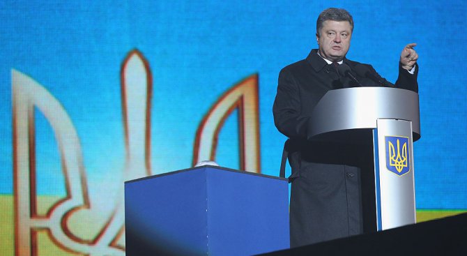 Руски вестник: Украинският президент Петро Порошенко отстъпи пред радикалите