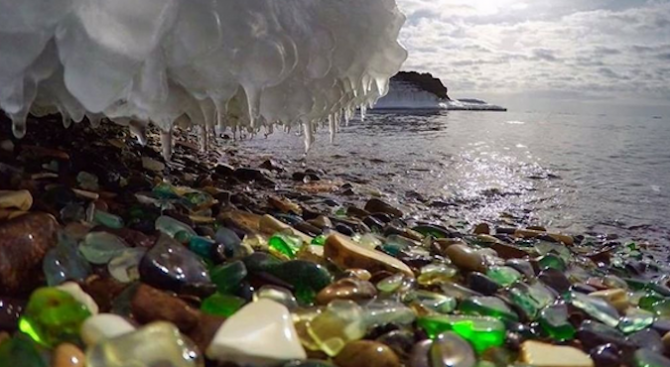 Този прекрасен плаж в Русия е направен от бутилки водка?