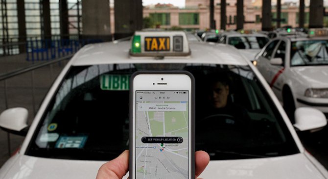 Юбер спира такситата си без шофьор след катастрофа в Аризона