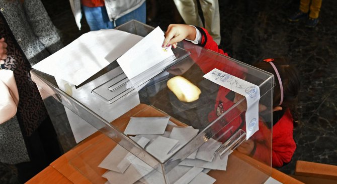Избирателка поиска служебна бележка, че е гласувала