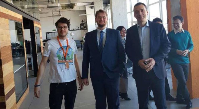 Изтече компрометиращ запис срещу икономическия министър (обновена+видео)
