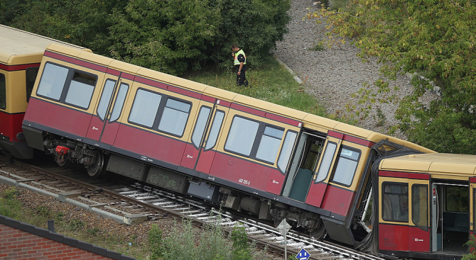 Влак дерайлира в Швейцария, има пострадали