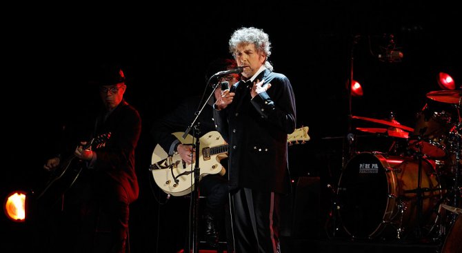 Боб Дилън остава без парите от Нобела за литература?