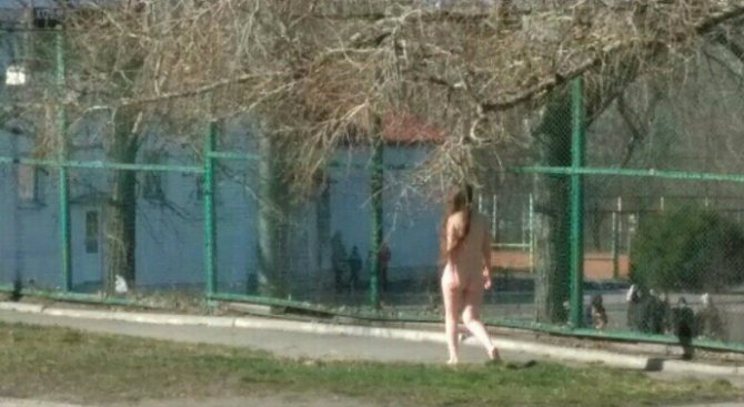 Девойка тръгна из Донецкия край чисто гола