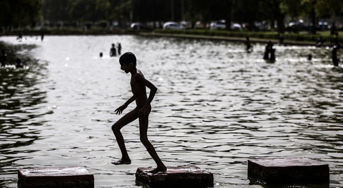Индия измери необичайните 44 градуса в самото начало на летния сезон