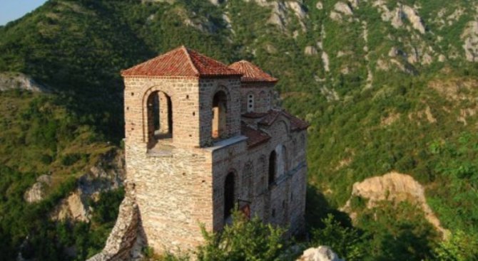 Над 100 000 българи и чужденци са разгледали Асеновата крепост през 2016 г.