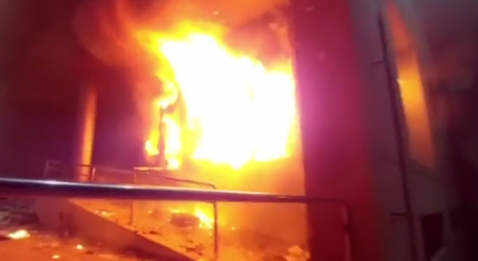 Протестиращи подпалиха сградата на парламента в Парагвай (видео)