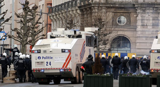 Сблъсъци пред консулството на Турция в Брюксел, има ранени (видео)