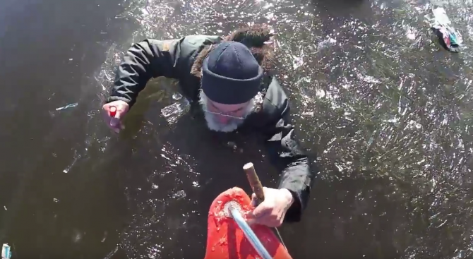 Спасители извадиха рибар от заледено езеро в Естония (видео)