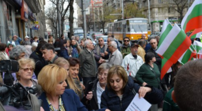 Манолова за исканото поскъпване на топлото: Българите са бедни. Как да плащат?