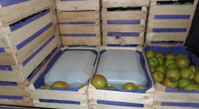 Откриха 3720 кг оцетен анхидрид, скрит в ТИР-ове, превозващи ябълки