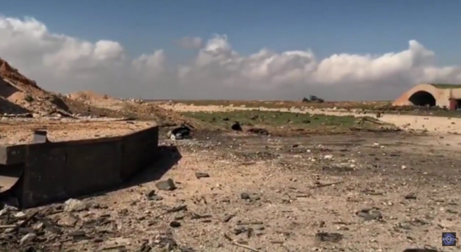 Вижте какво остана от авиобазата в Сирия след удара на САЩ (снимки+видео)