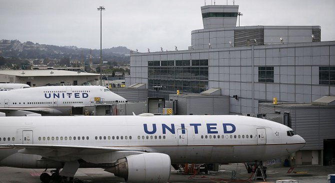 Компанията, изкарала насила пътник от самолет, не се изивни
