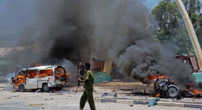 Самоубийствен атентат пред военен лагер в Могадишу, има загинали