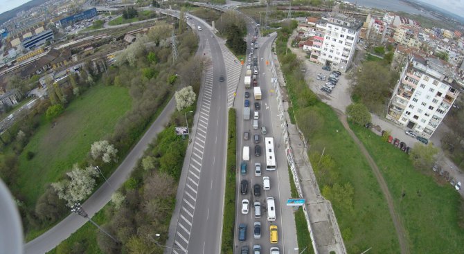 Грандиозни задръствания по Аспарухов мост във Варна (снимки)