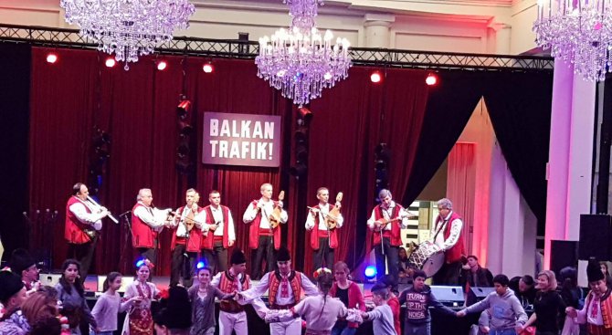 Магията на българския народен танц завладява Брюксел (обновена+снимки)