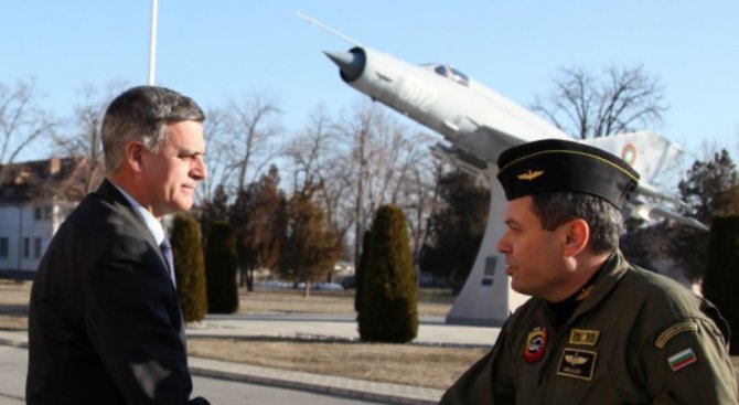 Министърът на отбраната Стефан Янев награди аташето по отбрана на САЩ