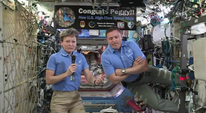 Пеги Уитсън постави рекорд за престой в космоса