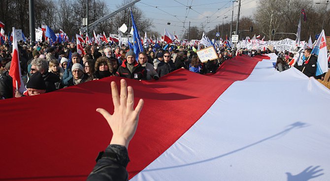 50 000 поляци протестираха във Варшава срещу правителството