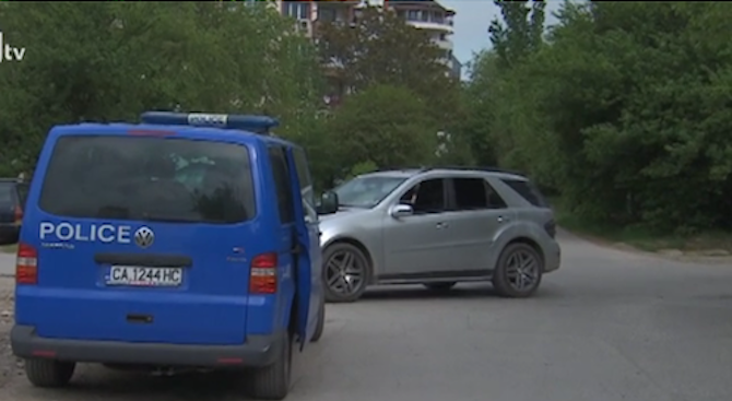 Бандити изоставиха краден джип по средата на кръстовище в София