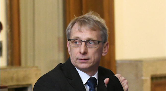 Денков подписа наредба, с която утвърди Държавния образователен стандарт за нормиране и заплащане на
