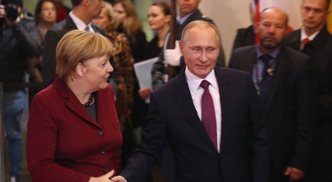 Меркел към Путин: Русия е важен партньор в Г-20