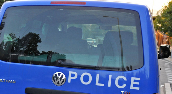 На пет автомобила в Ловеч са били счупени стъклата
