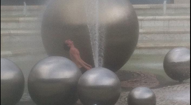 Роми се къпаха във фонтаните на НДК (снимки)