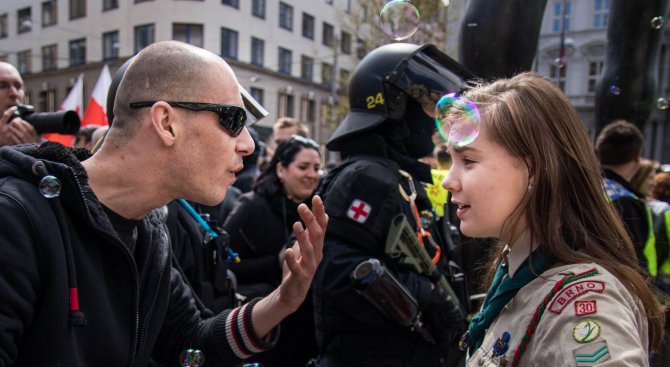 Снимка на чешко момиче, изправило се срещу неонацисти, стана хит в интернет