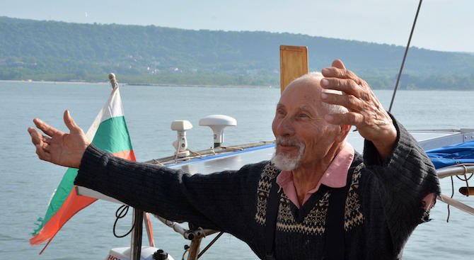 80-годишен мореплавател се завърна от околосветско пътешествие (снимки)