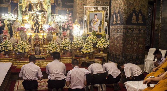 Над 7 милиона души са се поклонили пред саркофага на покойния крал на Тайланд