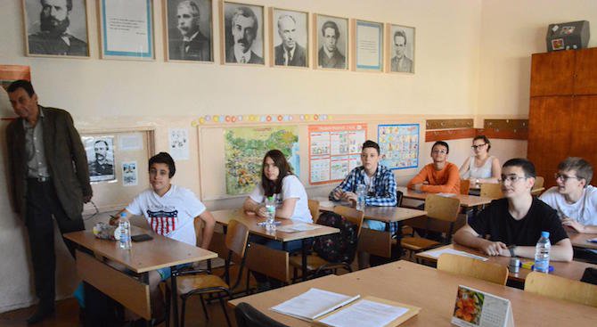 Родители купуват шпионска техника за децата си на матурите