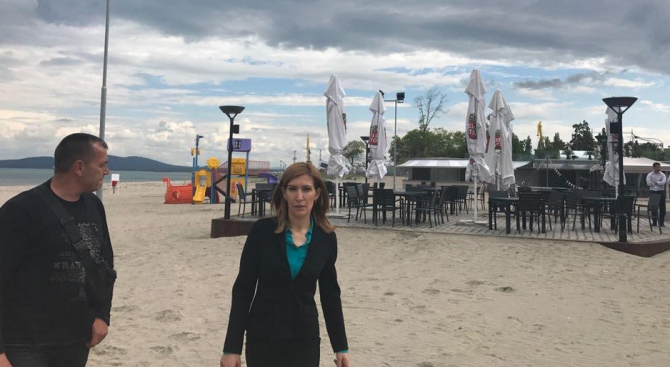 Николина Ангелкова направи инспекция на морски плаж Бургас-централен