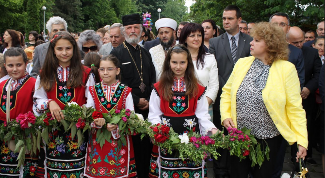 В Кърджали развяха трибагреници, дарени от заместник-председателя на парламента Цвета Караянчева