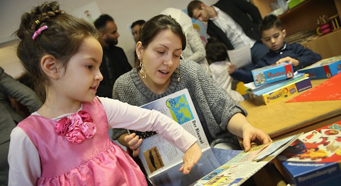 Деца четат на родители в първия ден от Националната седмица на детската книга