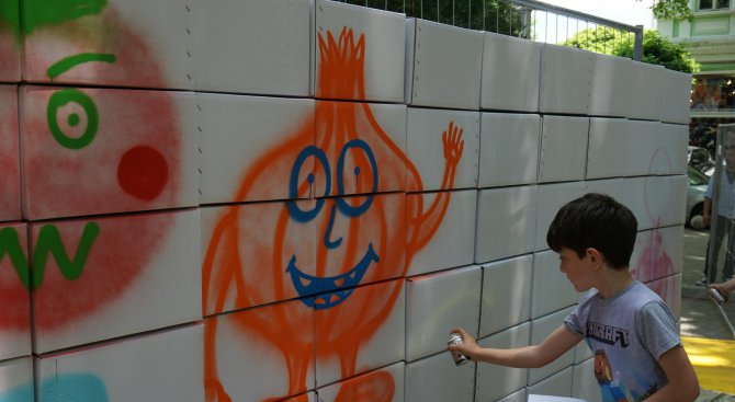 Деца се учиха на улично изкуство във Варна (снимки)
