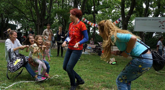 Фестивал &quot;Челик&quot; възроди забравени детски игри във Варна (снимки)