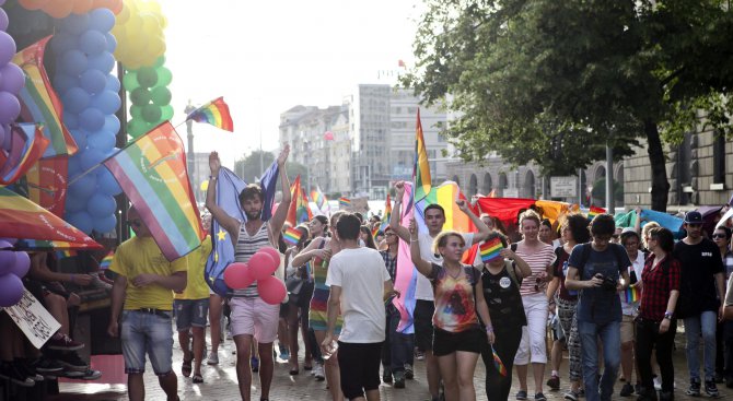 Националисти скочиха на гейовете