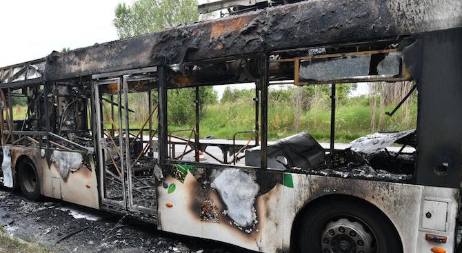 Нов автобус на градския транспорт изгоря до основи в София (снимки)